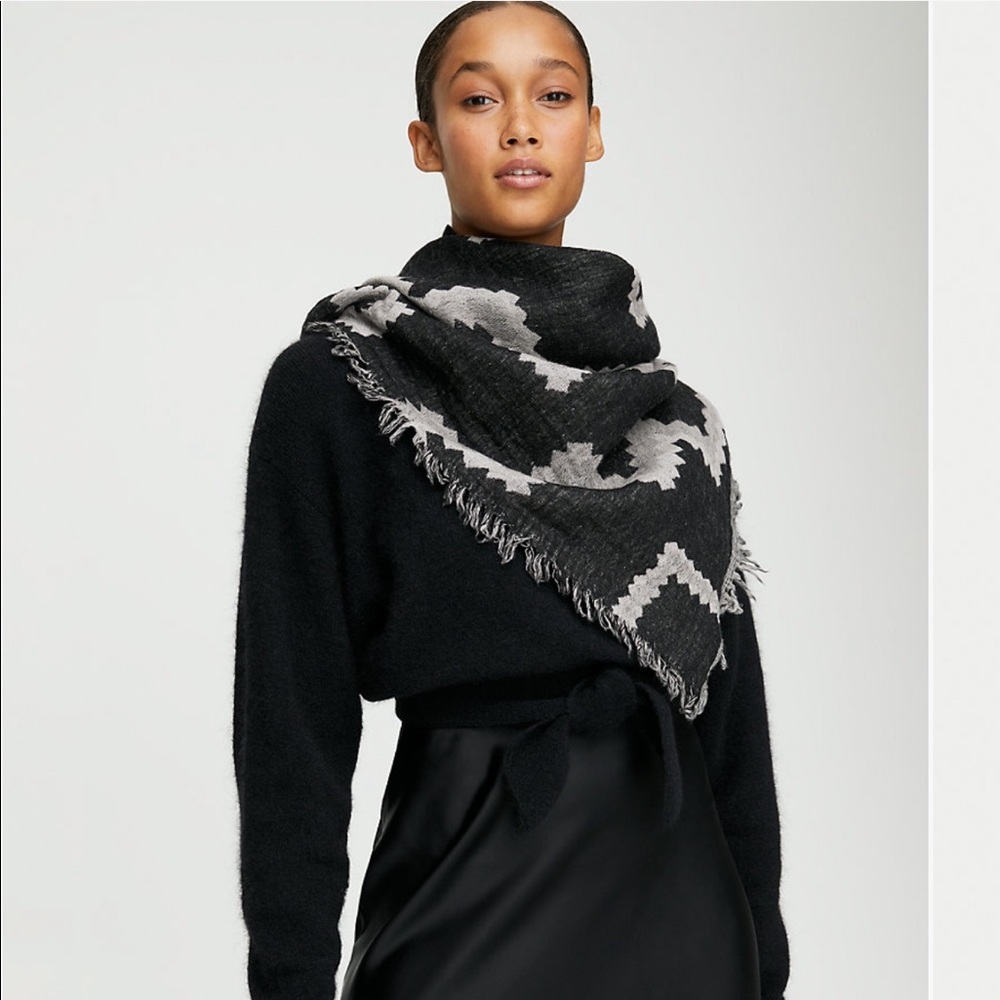 Aritzia Wilfred Reversible Triangle Scarf